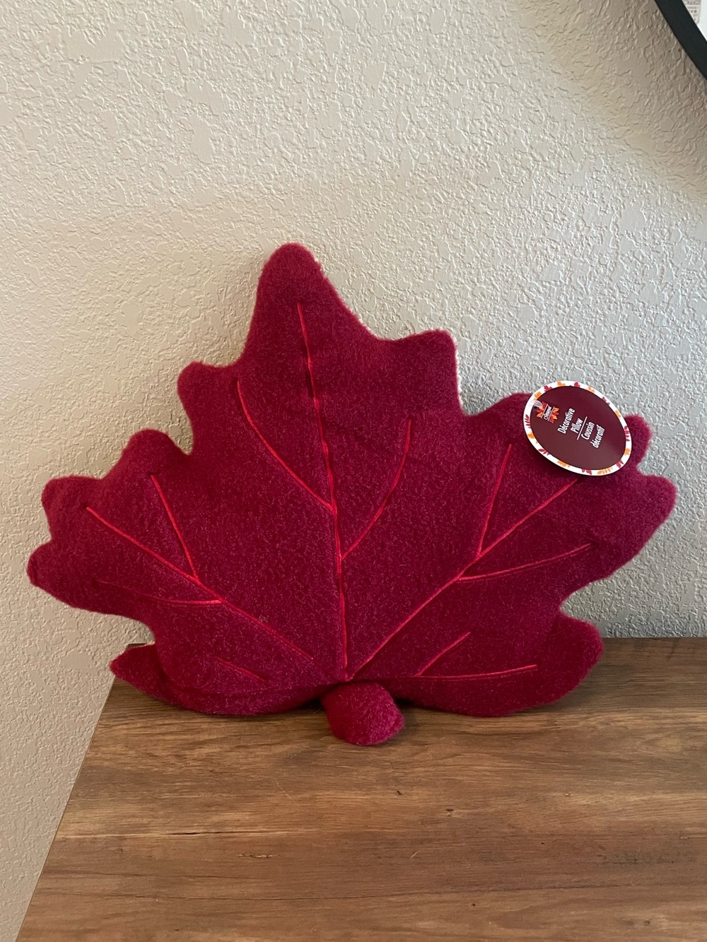 Red leaf pillow